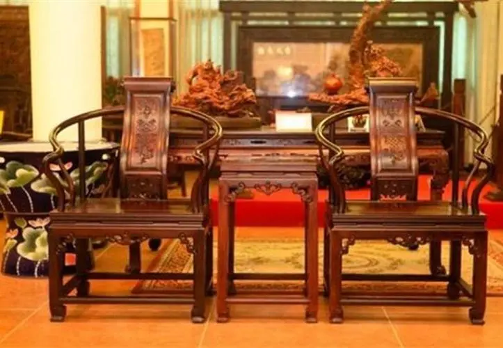上海长宁区哪里回收红木家具，专业回收，具有20余年行业经验！